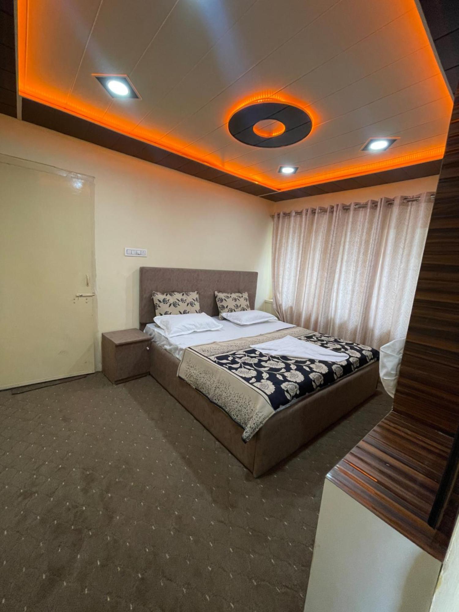The Khayabaan - Luxurious Home Stay Away From Home Srīnagar Zimmer foto